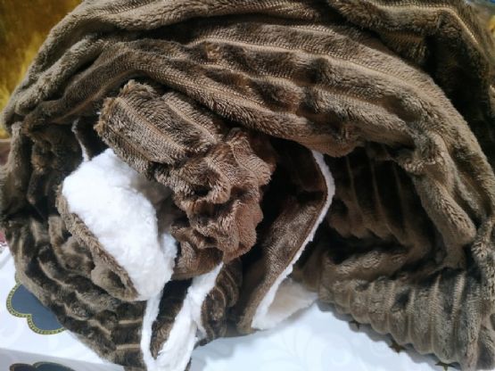 BATANIJE ULTIMA GRI KAFE ME Te BARDHE PELLUSH 200X230
